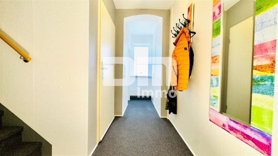 Modernisiertes Ein- bis Zweifamilienhaus mit Maisonettebereich in Traumlage - OG Flur / Diele / Treppenaufgang